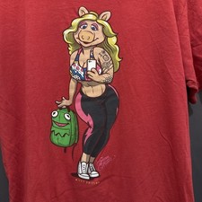 Camiseta gráfica Miss Piggy tatuada marca súper fresca