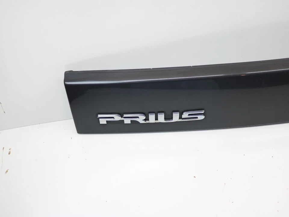 2010–2015 Toyota Prius Rear Trunk Hatch Handle Trim Molding w/ Switch Dark Gray - Изображение 3 из 4