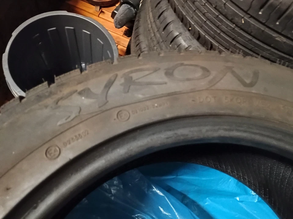 4 Winterreifen Syron Everest 215/55 R17 DOT 32/16 7-8 mm - Bild 2 von 4