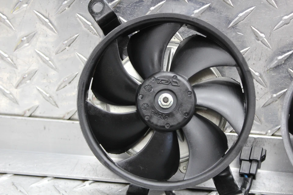 Yamaha YZF R1 2006 motor izquierdo/derecho radiador ventiladores 5vy-12405-00-00 Foto 2 de 4