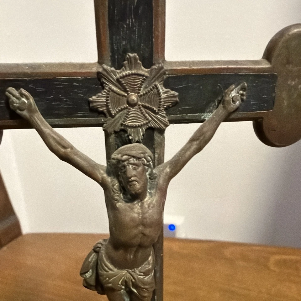 "Antiguo crucifijo de altar en bronce de 11"" de alto" Foto 4 de 4