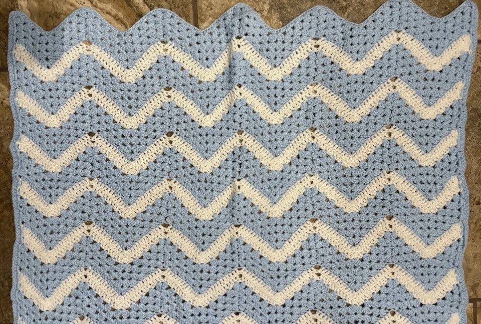 Vintage Azul y Blanco Crochet Chevron Ondulado Bebé Afgano Tiro 37"x 44" Foto 2 de 4