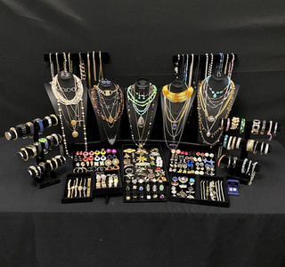 Bisutería antigua vintage de 213 piezas algunas firmadas. Lote 654