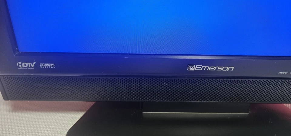 Emerson 19" LCD DIGITAL TV  LC195EM87 HDTV (2007) All Cords Included, No Remote - Image 3 of 4