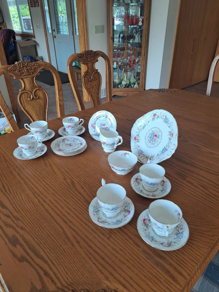 Agrupación de vajilla de 20 piezas con diseño floral rosa y azul de China fina Royal Standard Foto 2 de 4