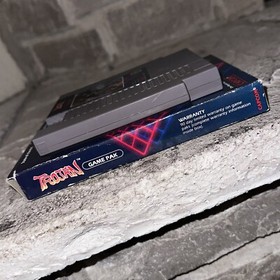 Nintendo NES Trojan gioco a 5 viti in scatola nera con scheda appendiabiti testato