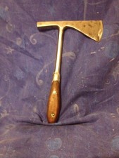 Ancienne Hache de charpentier ou autre ! Début XX siècle acier et manche en bois
