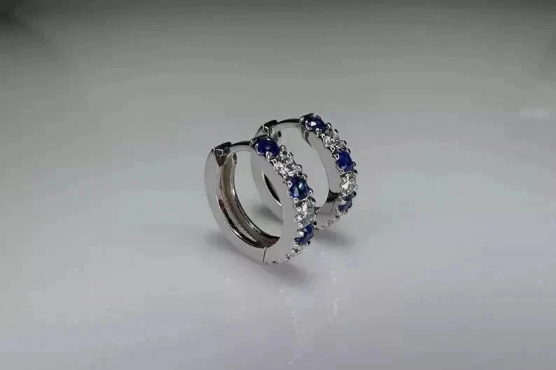 Pendientes tipo argolla de zafiro de corte redondo de 2 quilates para mujer enchapados en oro blanco de 14 quilates Foto 4 de 4