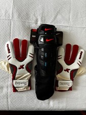 parastinchi NIKE FORZA neri  taglia M/M +guanti KIPSTA portiere