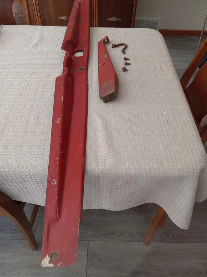 1966 DODGE DART FRONT GRILLE SUPPORT BRACE, VALANCE, AND HOOD LATCH STRIKE Foto 2 de 2