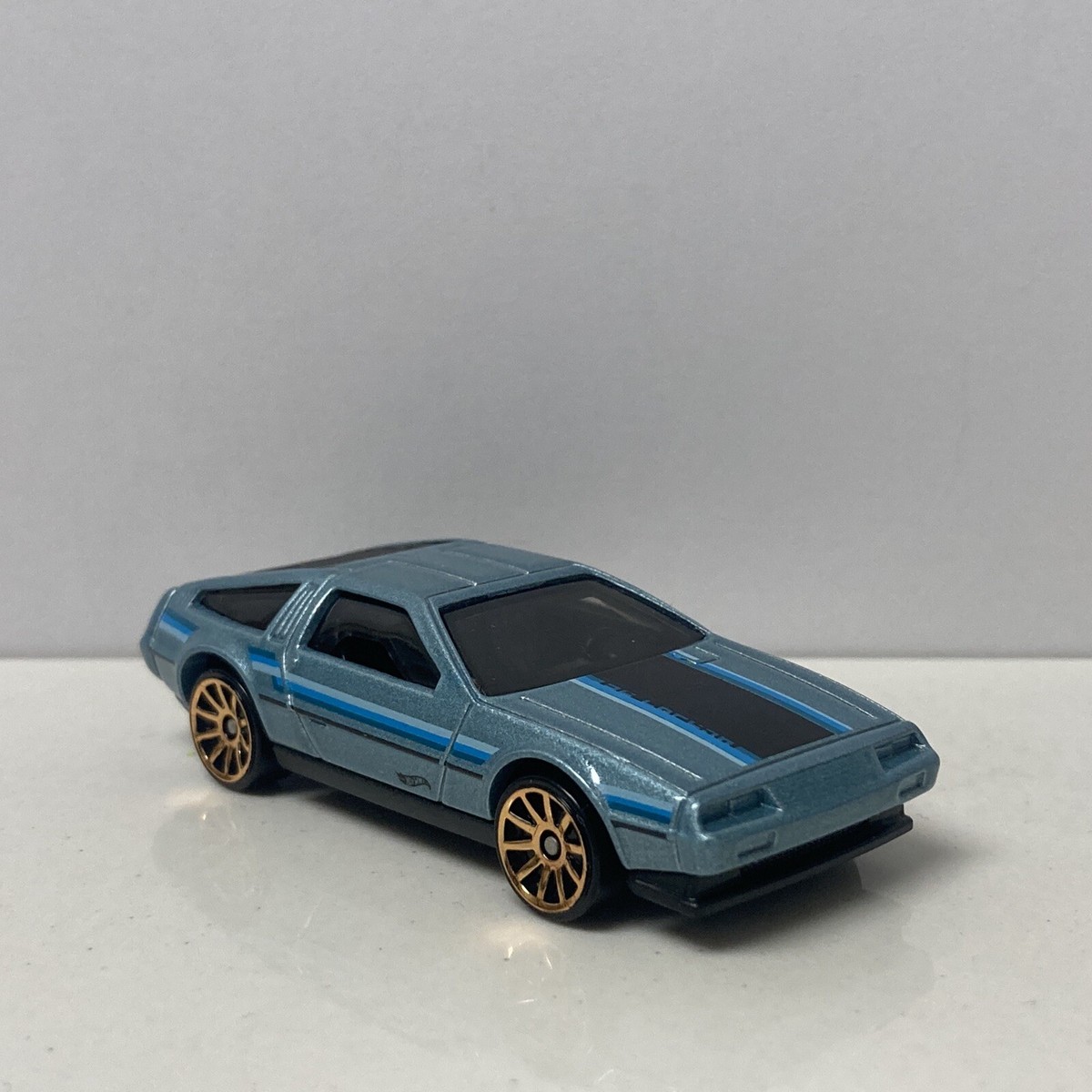 1981-1983 DMC12 DeLorean Collectible 1/64 Scale Diecast Diorama