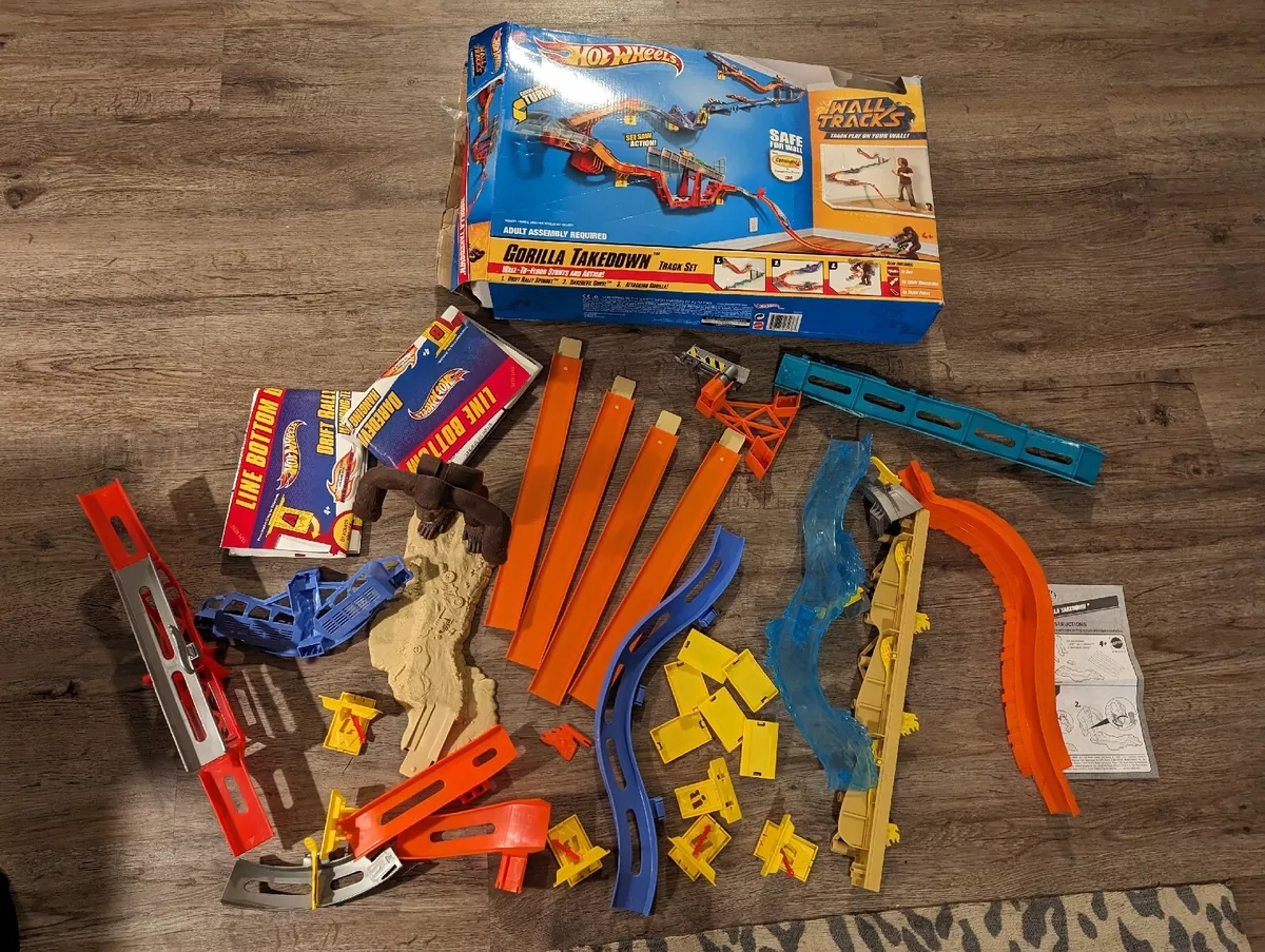 Hot wheels wall hotsell tracks gorilla takedown