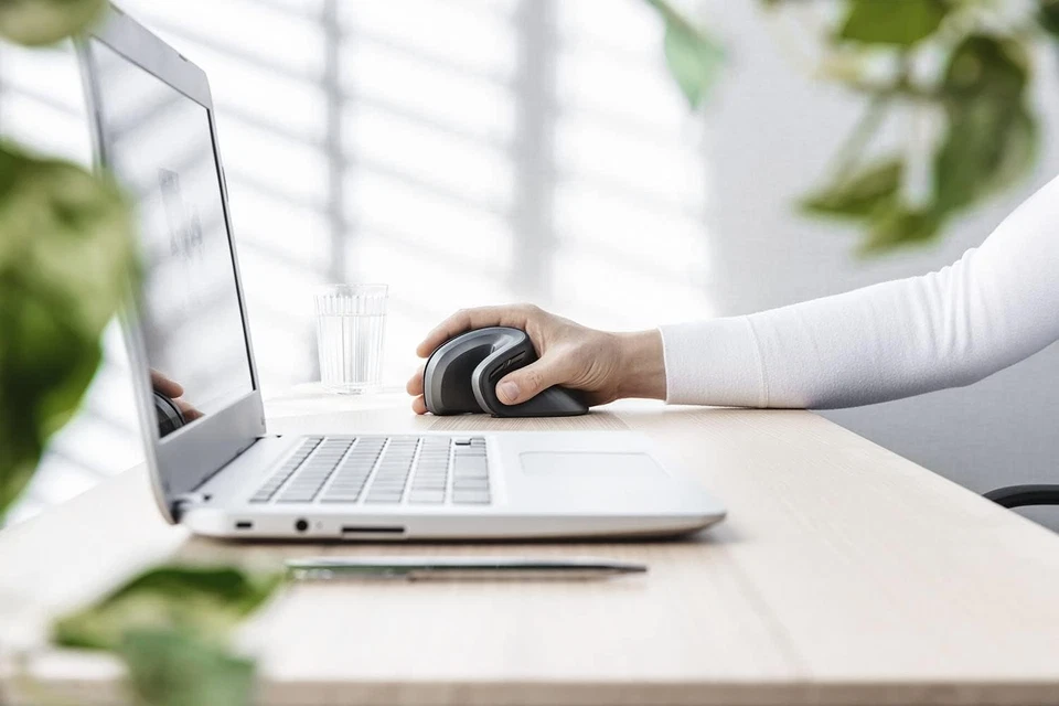 Trust Verro Vertical Mouse, Wireless Ergonomic Mouse with 60° Angle, 600-1600 DP - Image 2 of 4