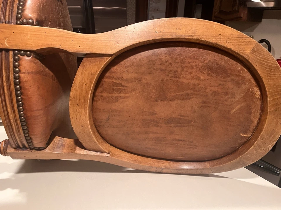 Antigua silla auxiliar de comedor francesa Luis XV de cuero marrón en relieve hecha en Italia Foto 3 de 4