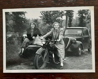 Vecchia foto 2 donne su tela auto d'epoca anni 50 circa cm 10 x 7 circa