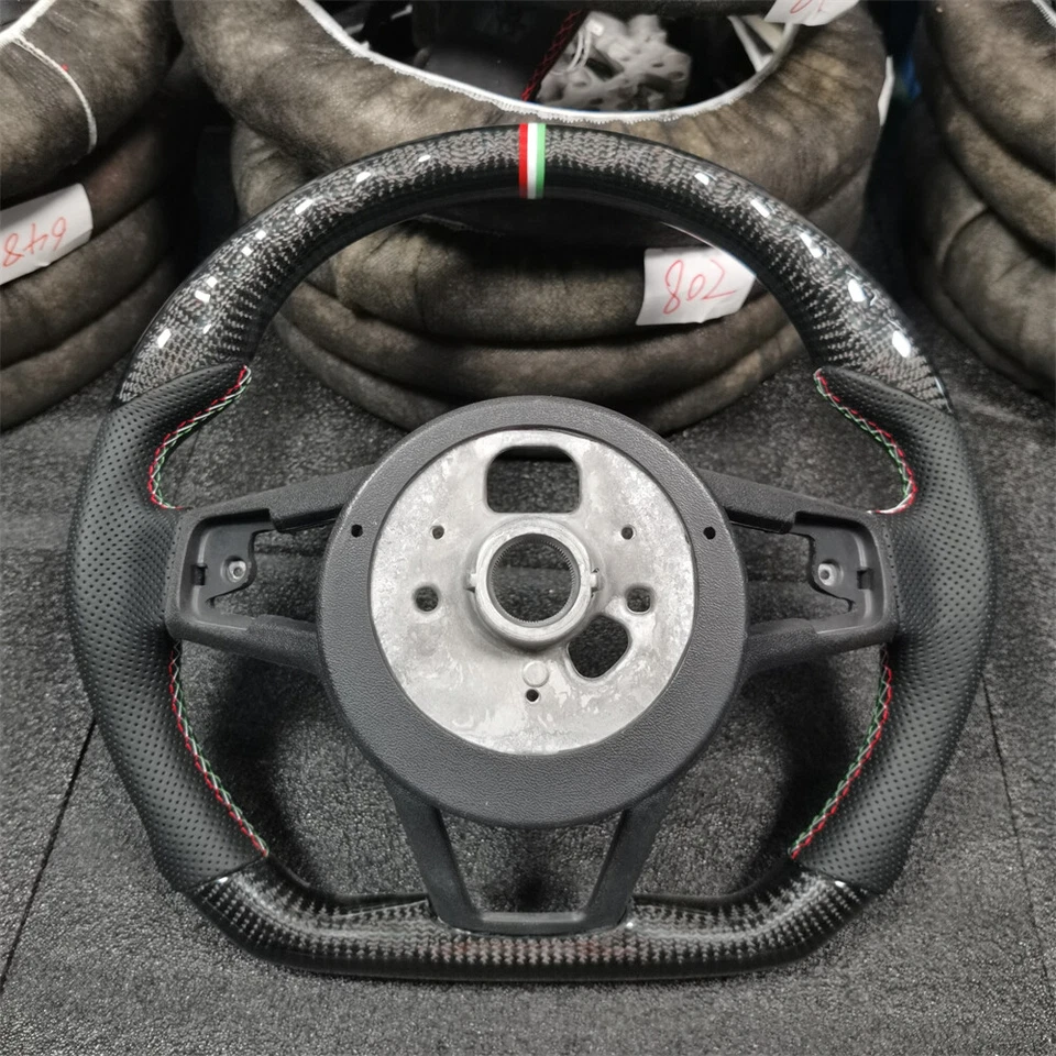 Volante de cuero perforado de fibra de carbono para Audi R8 TT TTS TTRS 2016-2023 Foto 3 de 4