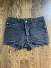 Levi's 501 黑色纽扣门襟牛仔短裤 28 码原始下摆 2 英寸内缝