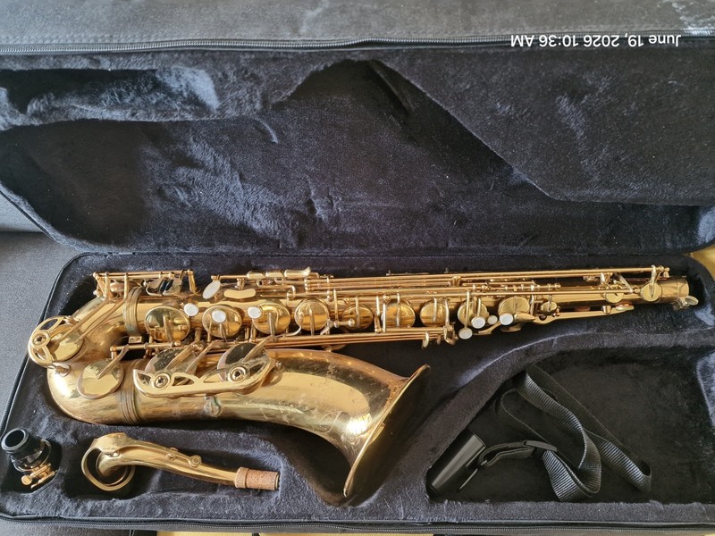 Sakkusu Tenor Saxophone, Gold Brass, Smooth Finish, 30x20x40 in Used