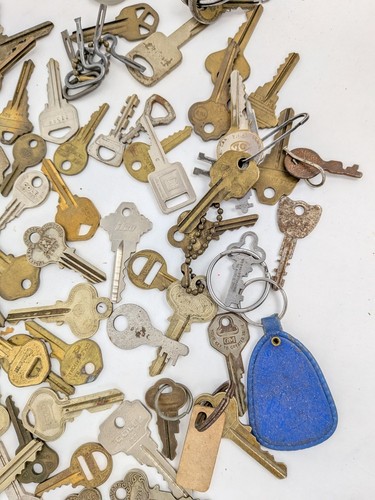 MIXED LOT KEYS VTG Junk Drawer GM EAGLE YALE CORBIN Craft Antique Luggage 1 LB+ - Picture 7 of 13