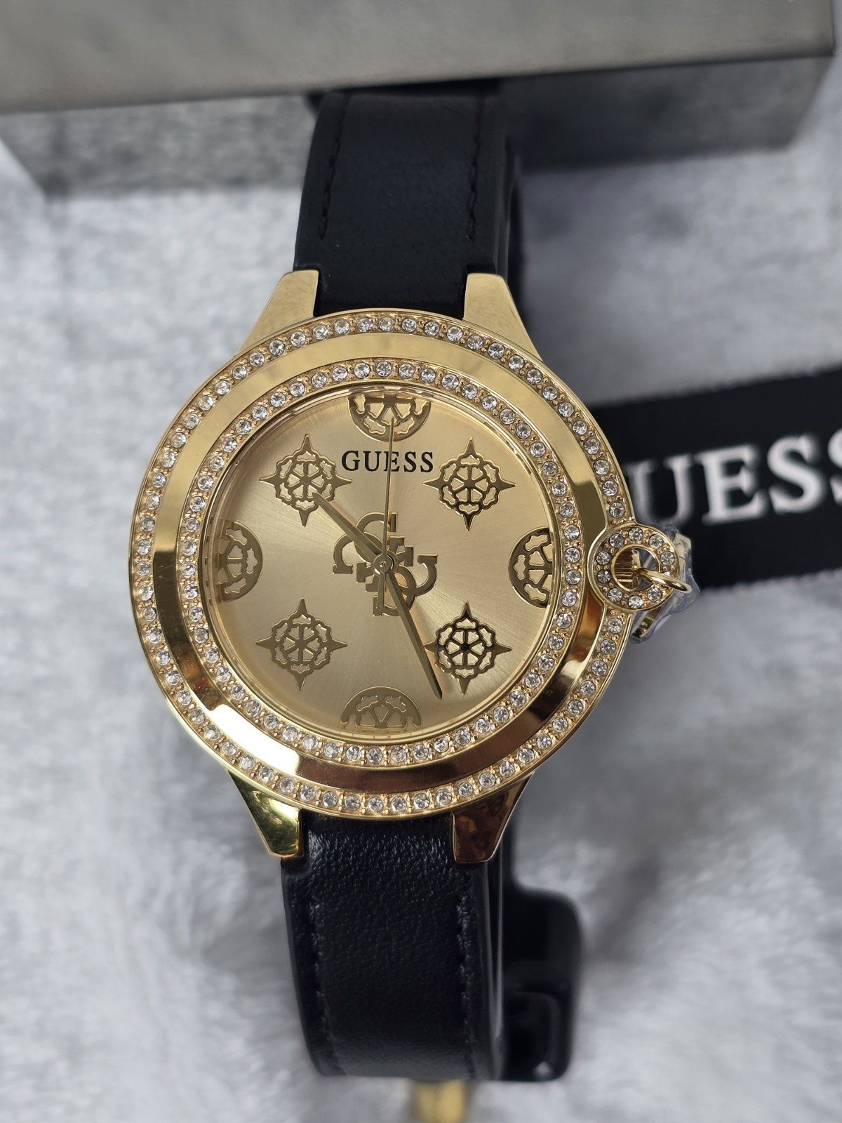 Montre Guess femme de luxe boitier or rose et bracelet maille milanaise