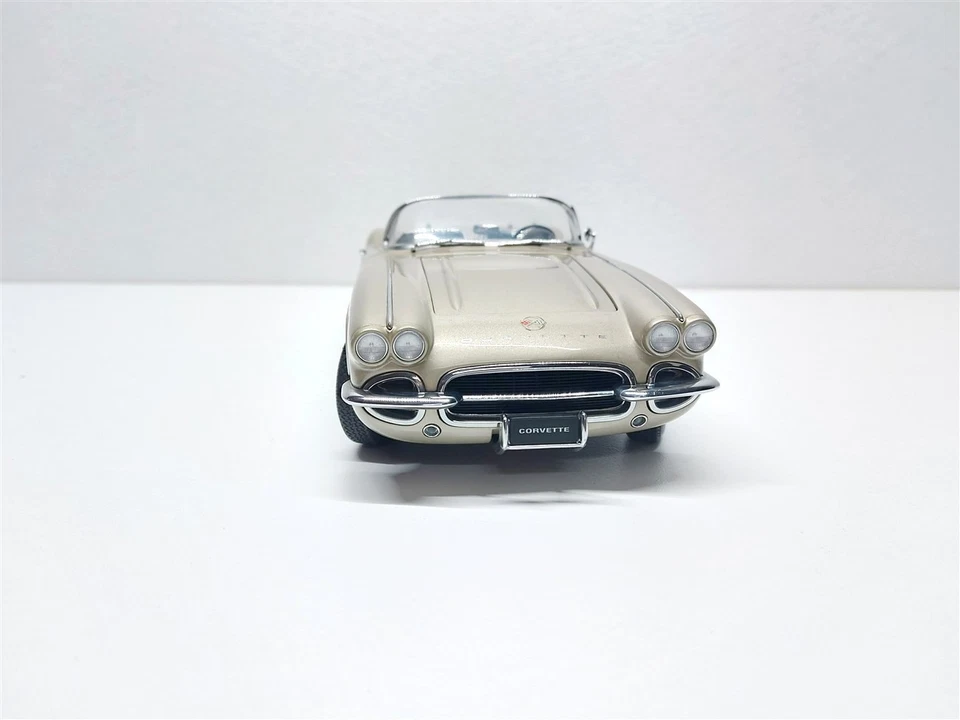 Chevrolet Corvette Spider Hard-Top Beige del 1962 - 1/18 Autoart art. 71101 - Immagine 2 di 4