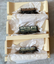 Hornby 1.76 Scale R6278 3 Assorted Plank Wagons Weathered