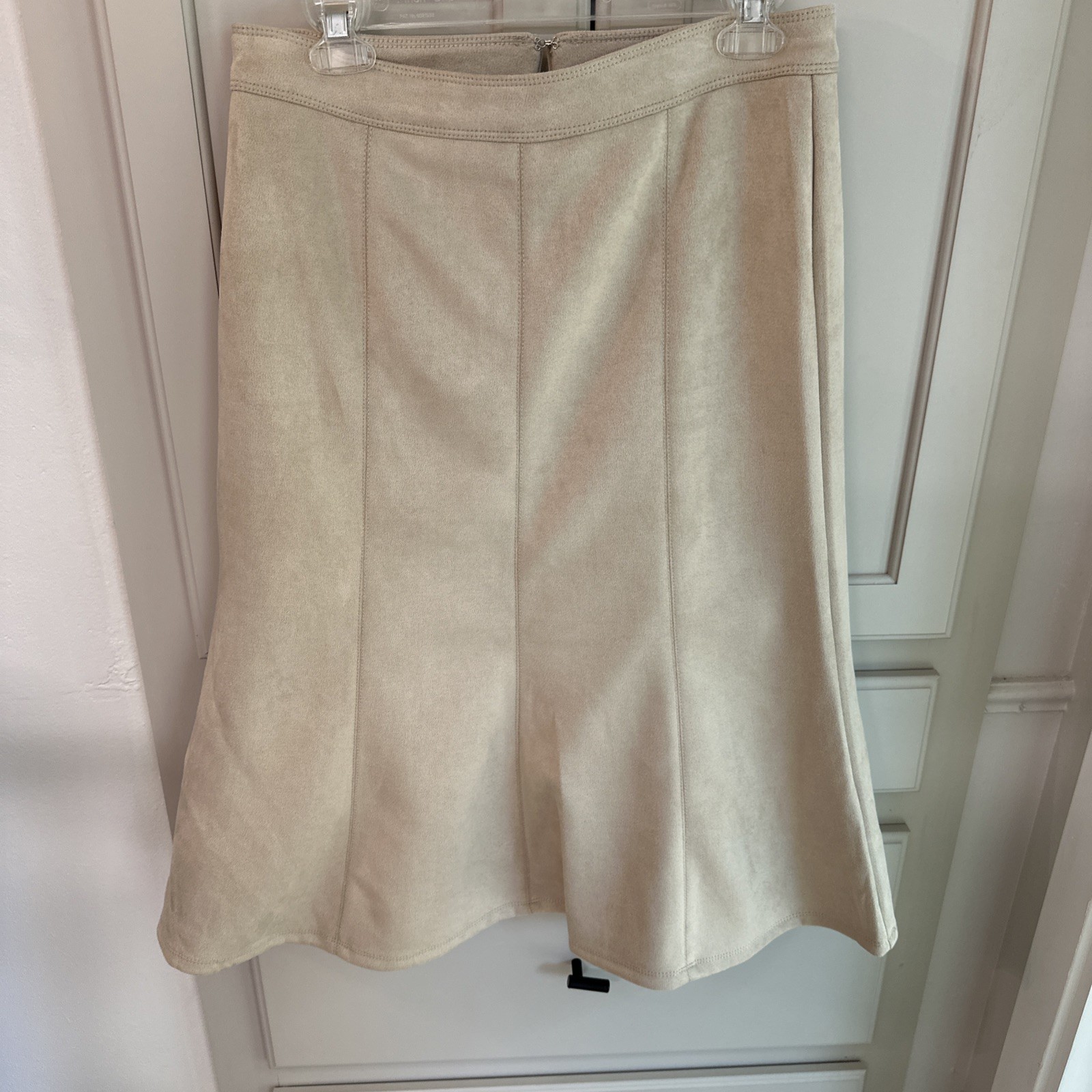 Woman’s Elie Tahari Faux Suade Beige Ruffle Skirt Size 6 Or 8