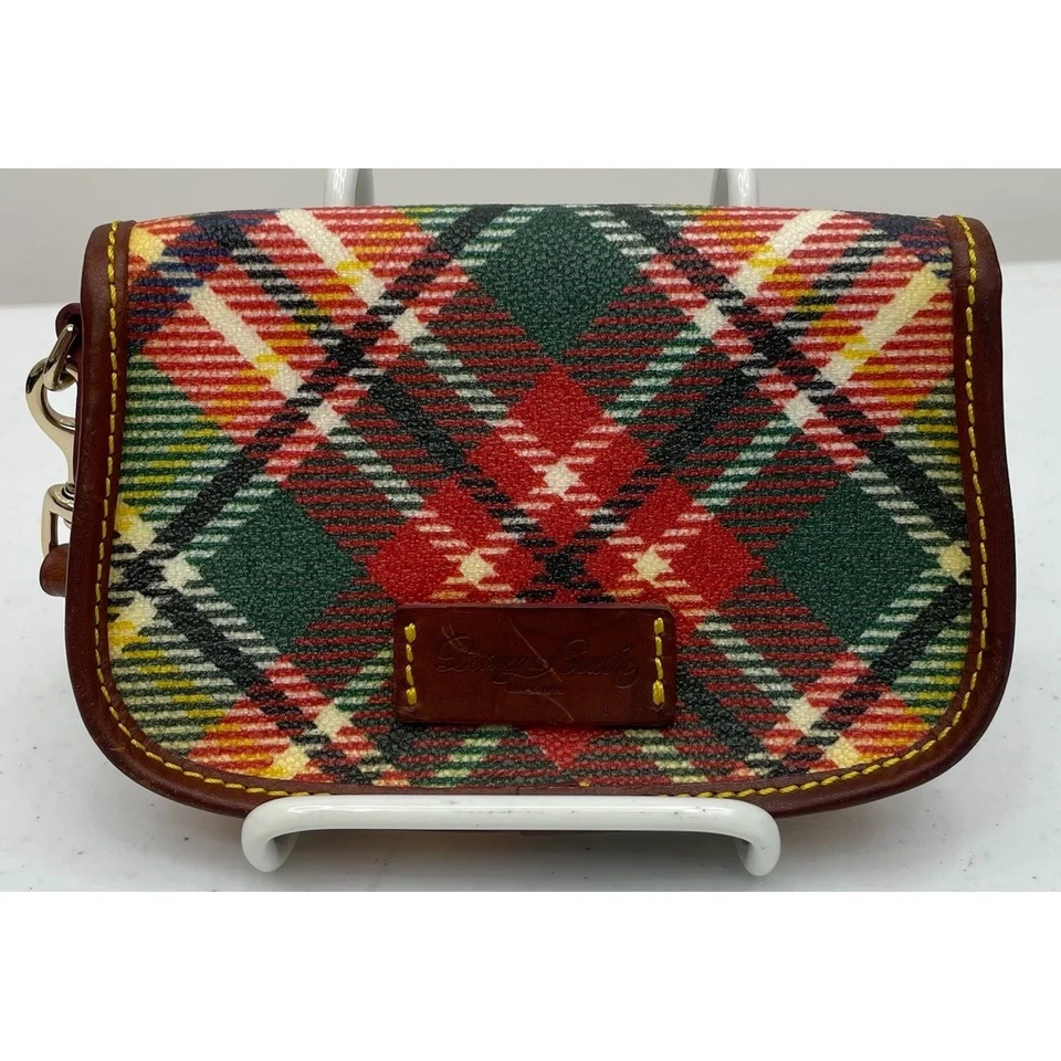 Muñequera Dooney & Bourke tartán a cuadros con solapa Foto 2 de 4