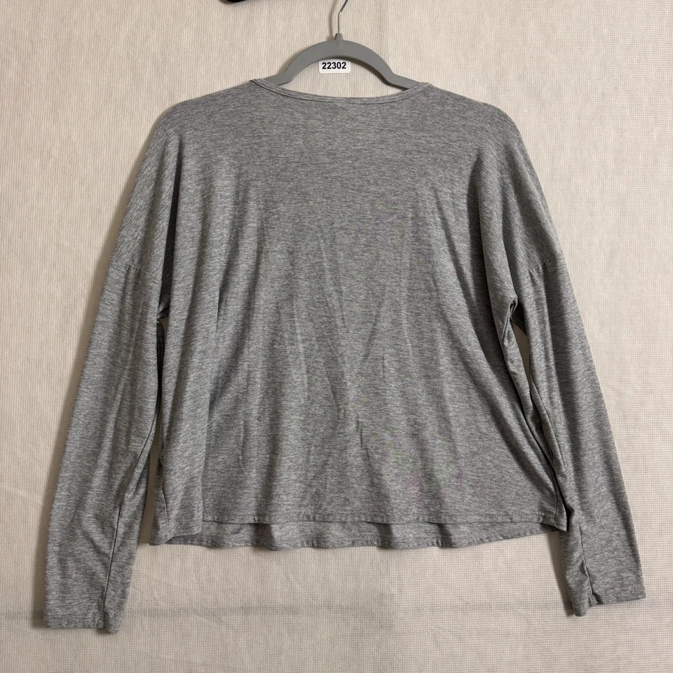 Camisa Pullover Beyond Yoga Para Mujer Talla Mediana Gris Peso Pluma Daydreamer Foto 2 de 4