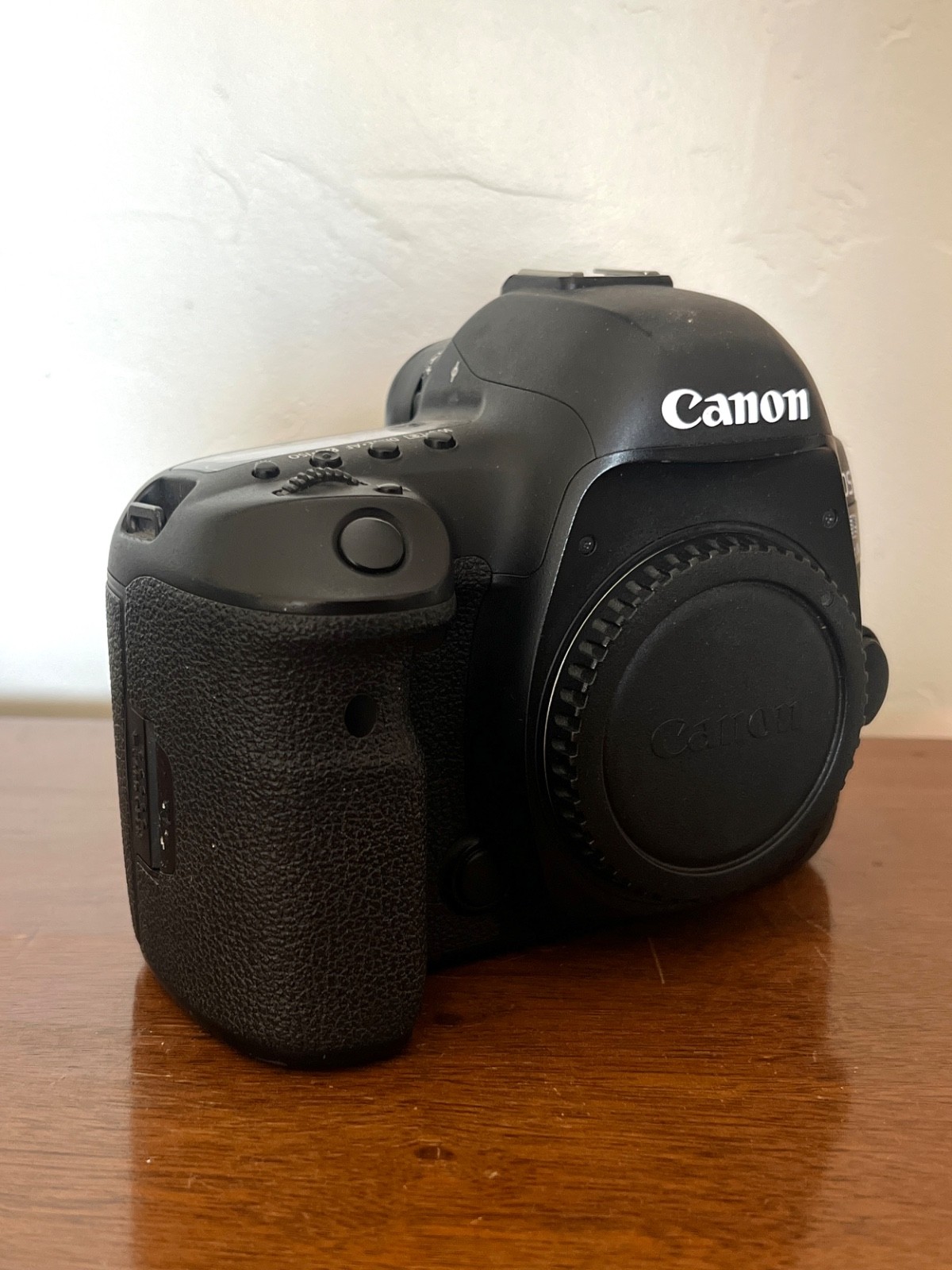 Canon EOS 5D Mark IV 30.4MP Digital SLR Camera - Black (Body Only) + 2 batteries