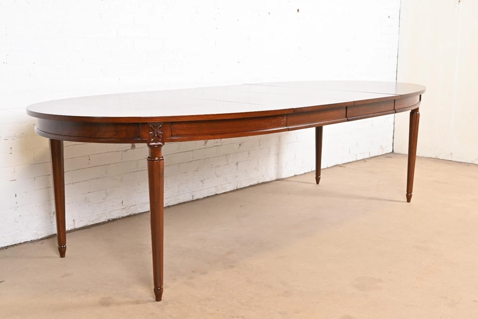 Mesa de comedor estilo panadero regencia francesa Luis XVI nogal, acabada Foto 2 de 4