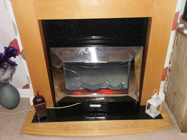 Pifco 2000w Wall Mounted Electric Glass Fire With Pebble Remote