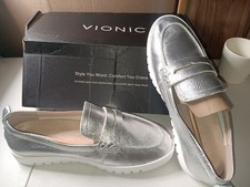 Vionic Uptown Womens Slip On Loafer Silver Leather Sz 10 NEW