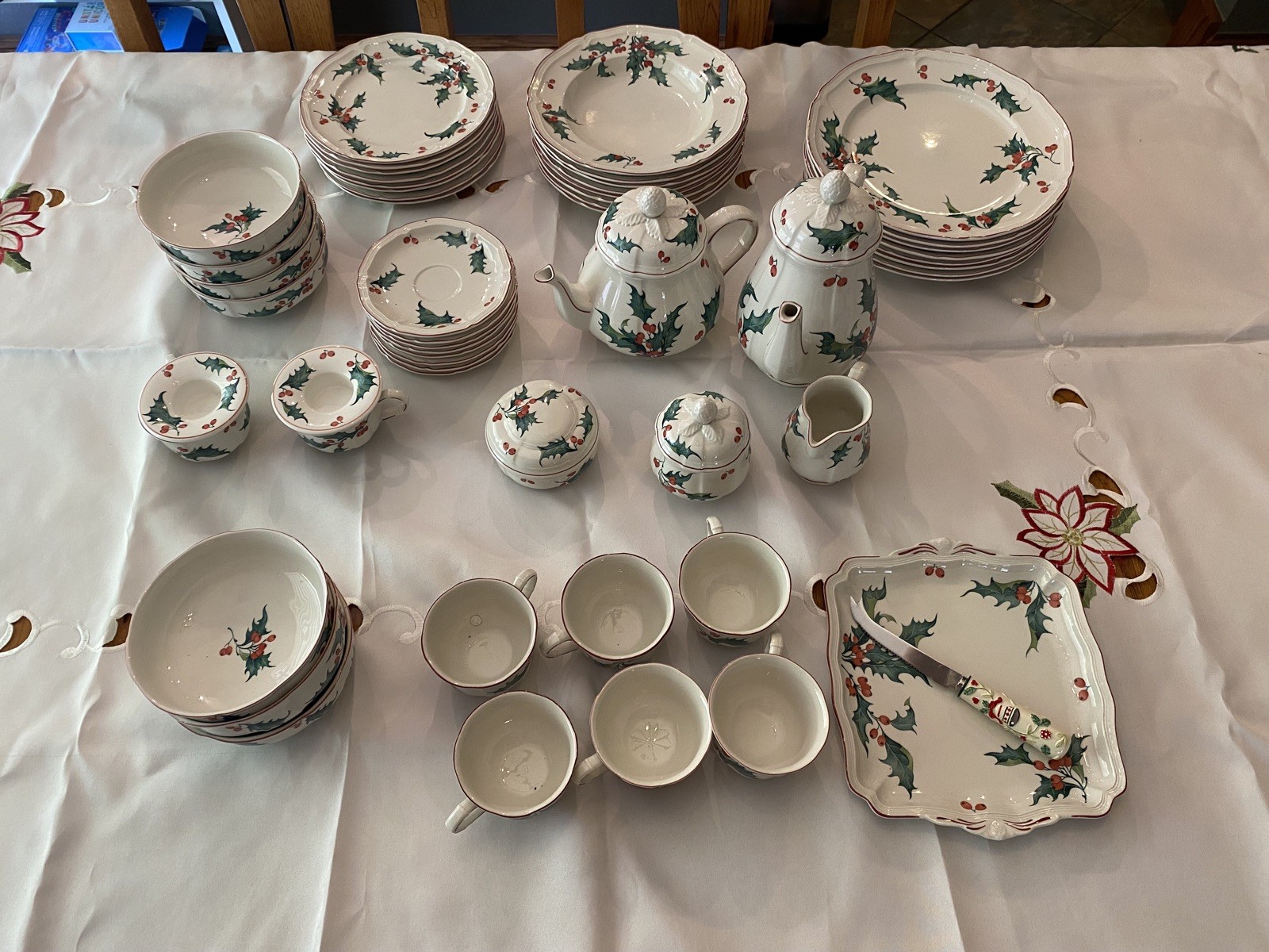 Villeroy & Boch Dinnerware set for 8 with additional pieces 