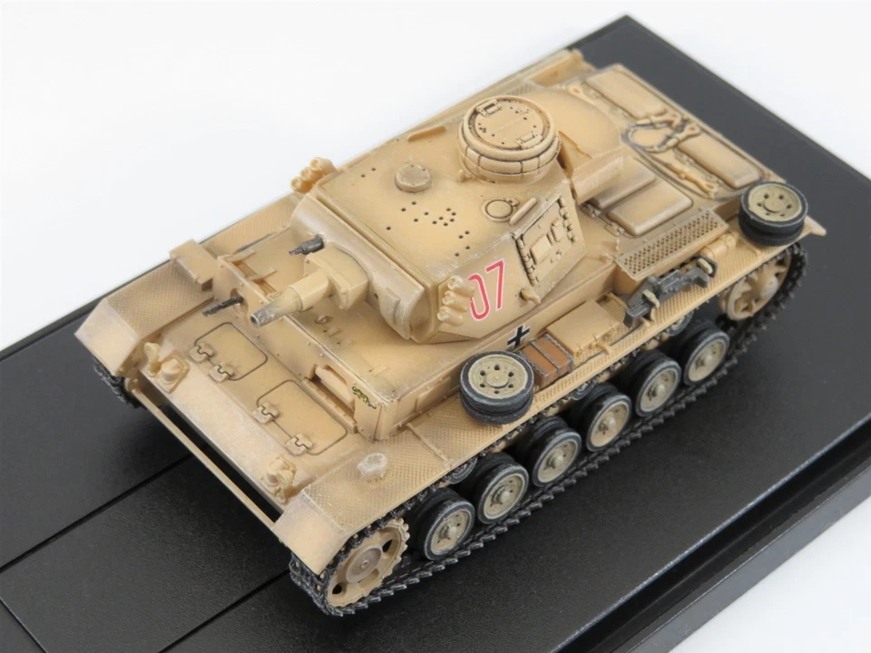 Dragon 1/72 Sd.Kfz.141 Panzer III N German Army sPzAbt 50, Red #07 Tunisia 60601 - Image 3 of 3