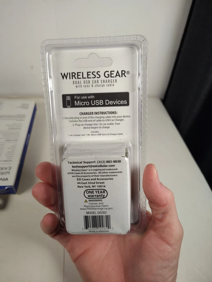 Двойное автомобильное зарядное устройство USB с кабелем синхронизации и зарядки и наушниками-вкладышами Vivitar - Изображение 3 из 4