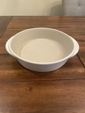 Pampered Chef Stoneware. 1 Quart 8 x 2”Baker-Family Heritage Vanilla White Cream