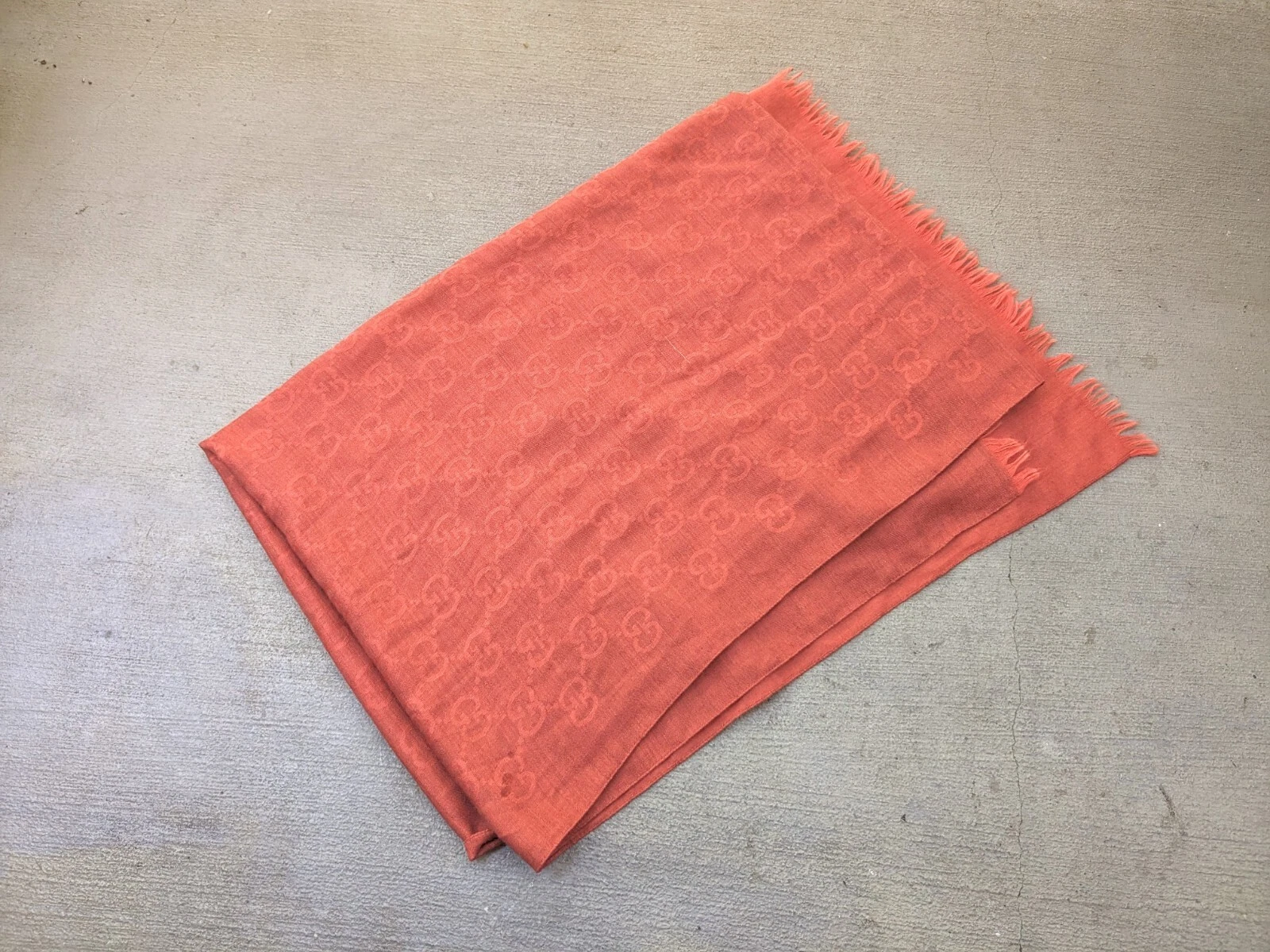 Foulard Gucci monogramme logo impression soie laine châle col frange Italie 70 x 200 cm