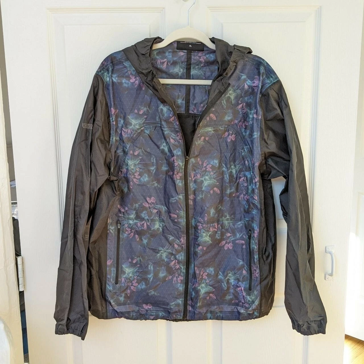 Dyne dark floral windbreaker Size Xl