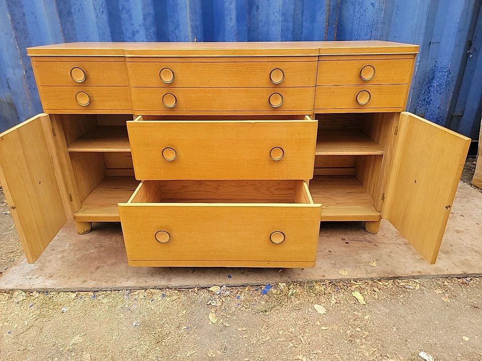 Vintage Credenza 5 'largo × 20 "ancho × 34" alto 100% madera maciza Foto 3 de 4