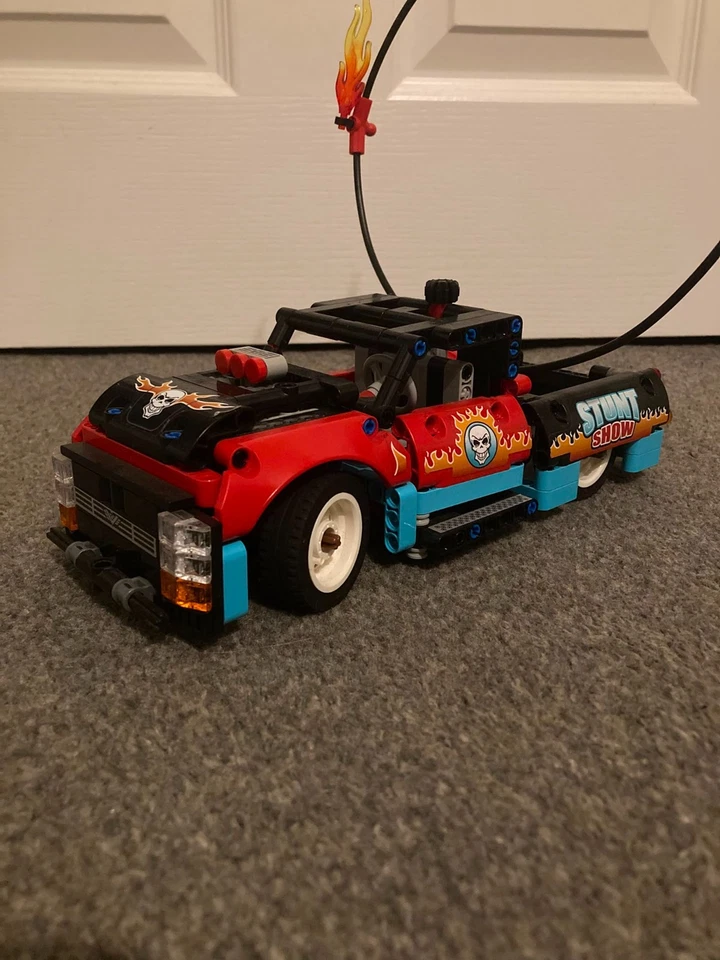 LEGO Technic 42106 Stunt Show Truck & Bike, photo 2 of 5