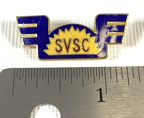 Insignia prendedor esmaltada vintage Sun Valley Ski Club Idaho, SVSC, aprox. 1 1/4" x 1/2" - Imagen 5 de 6