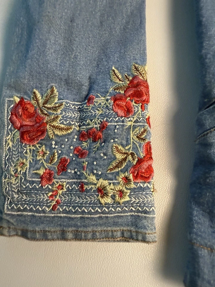 Chaqueta de mezclilla con botones forrada bordada rosa Denim & Co para mujer, talla M Foto 2 de 4