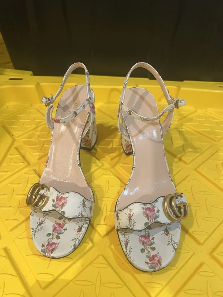 Sandalias para mujer Gucci florales con hebilla dorada usadas 2x Foto 3 de 4