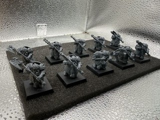 Warhammer Fantasy Dwarf 10x Guerrieri GW Nani di Plastica Assemblati