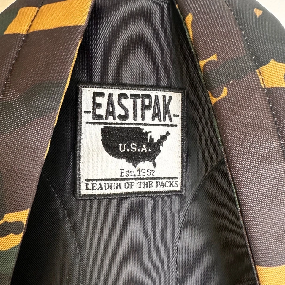 Mochila Eastpak Camuflada Informal Mochila de Día Cuero Tostado Acentos Ver Detalles Foto 4 de 4