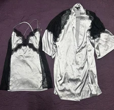VICTORIA’S SECRET SIZE M / L BLACK LACE TRIM SILKY ROBE NIGHT GOWN 2 SET BLING