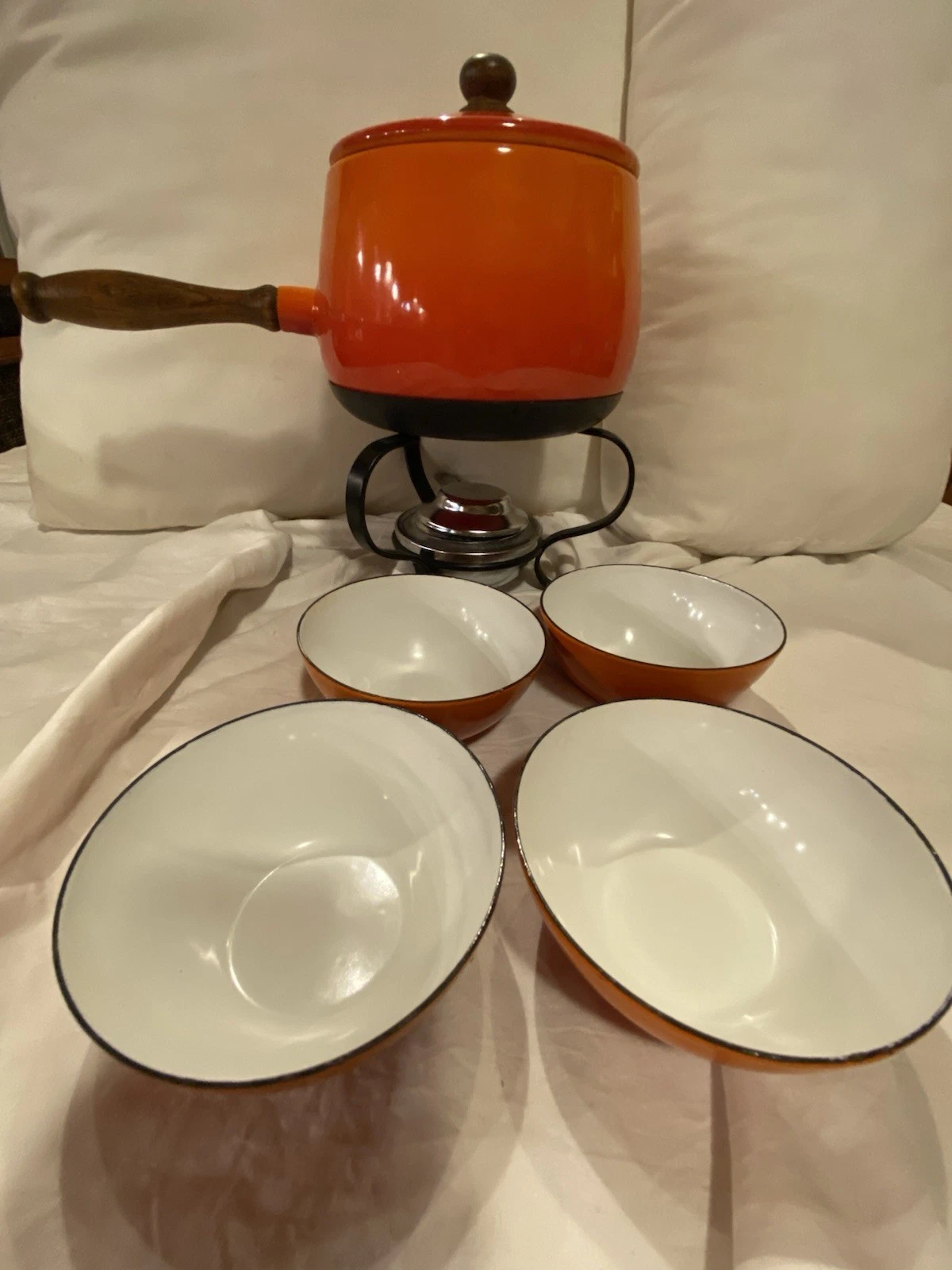 ❤️New Vintage 1970's 18 Pc Complete Fondue Set With 4 Bowls Orange MCM BOHO❤️
Opens in a new window