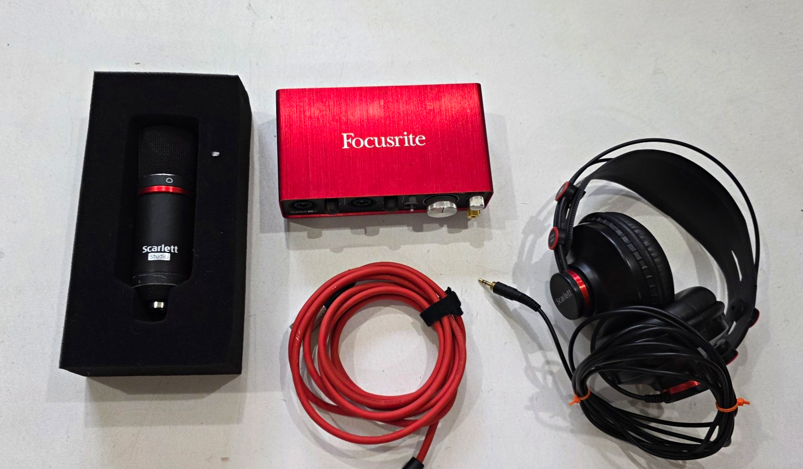 Focisrite Scarlett 2i2 2nd Gen Bundle  Headphones