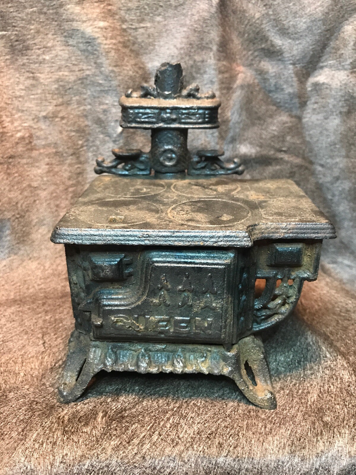 Vintage Queen Cast Iron Stove.Child’s Toy/Still Bank.5“ X 4“ X 6 1/2